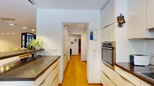 Küche zum Hauswirtschaftsraum