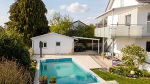 Außenanlage Poolanlage mit Poolhaus