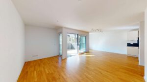 Wohnzimmer mit Balkonzugang